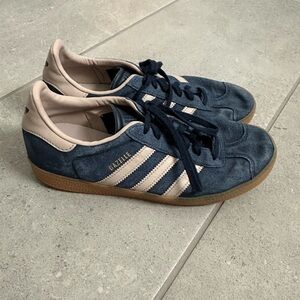 ADIDAS GAZELLE NIGHT INDIGO TAUPE GUM 3, KIDS 6.5